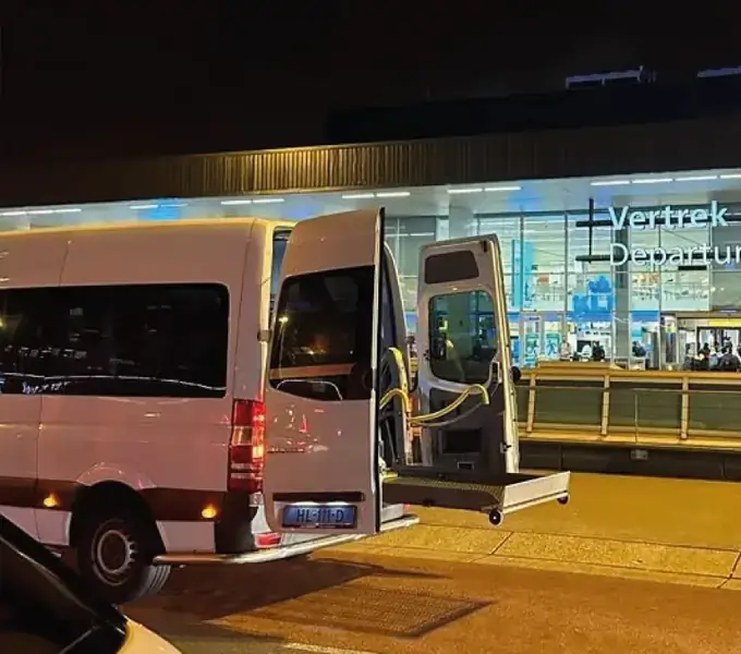 Rolstoelbus bij Schiphol voor reizigers uit Spijkenisse
